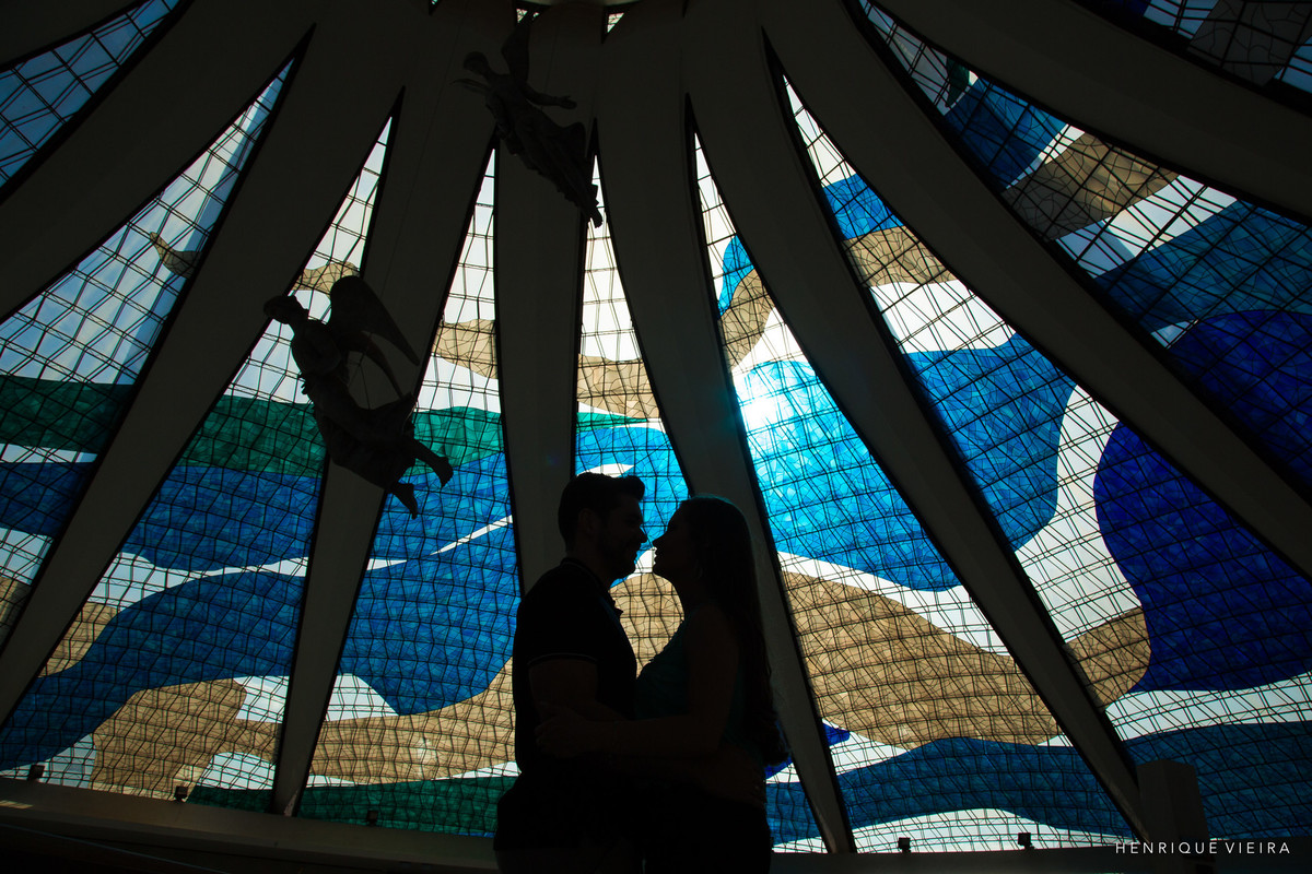 Nada explica a fantástica luz através dos vitrais da Catedral de Brasília