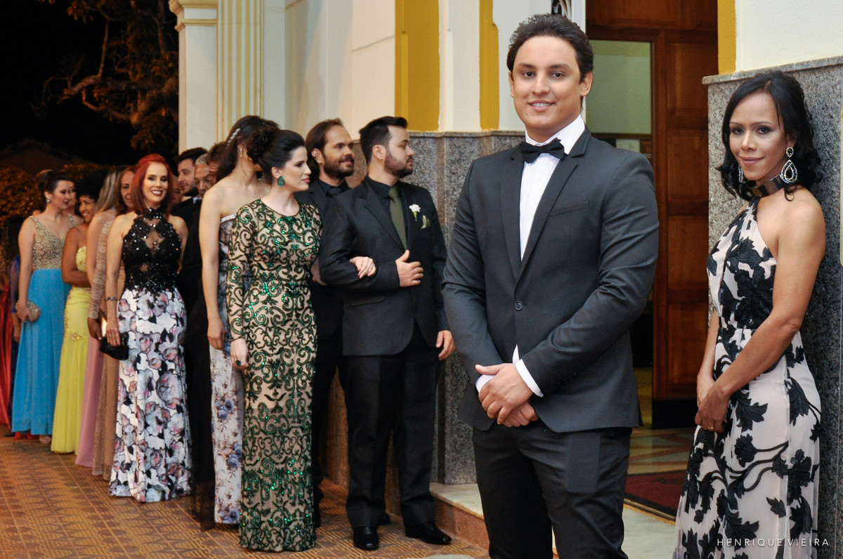 o noivo Alex ansioso a espera do início da cerimônia