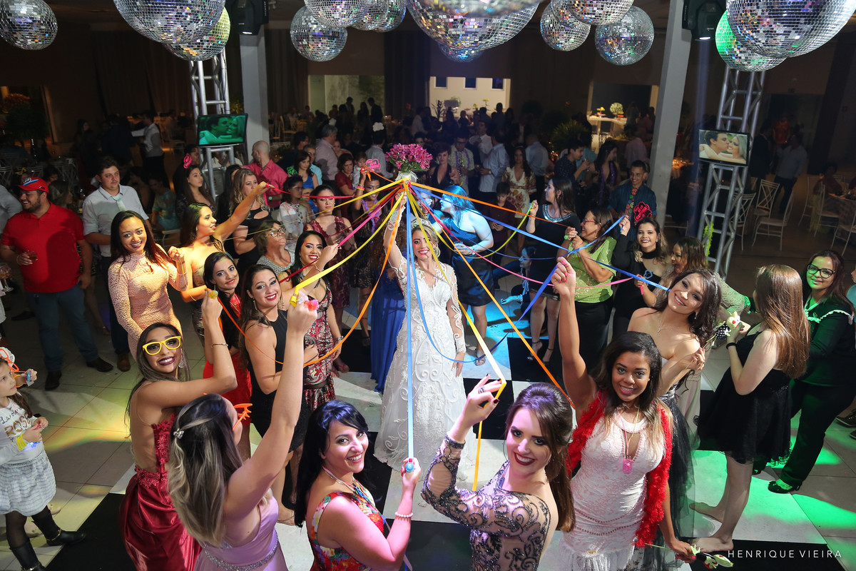 a brincadeira com buquê com fitinhas