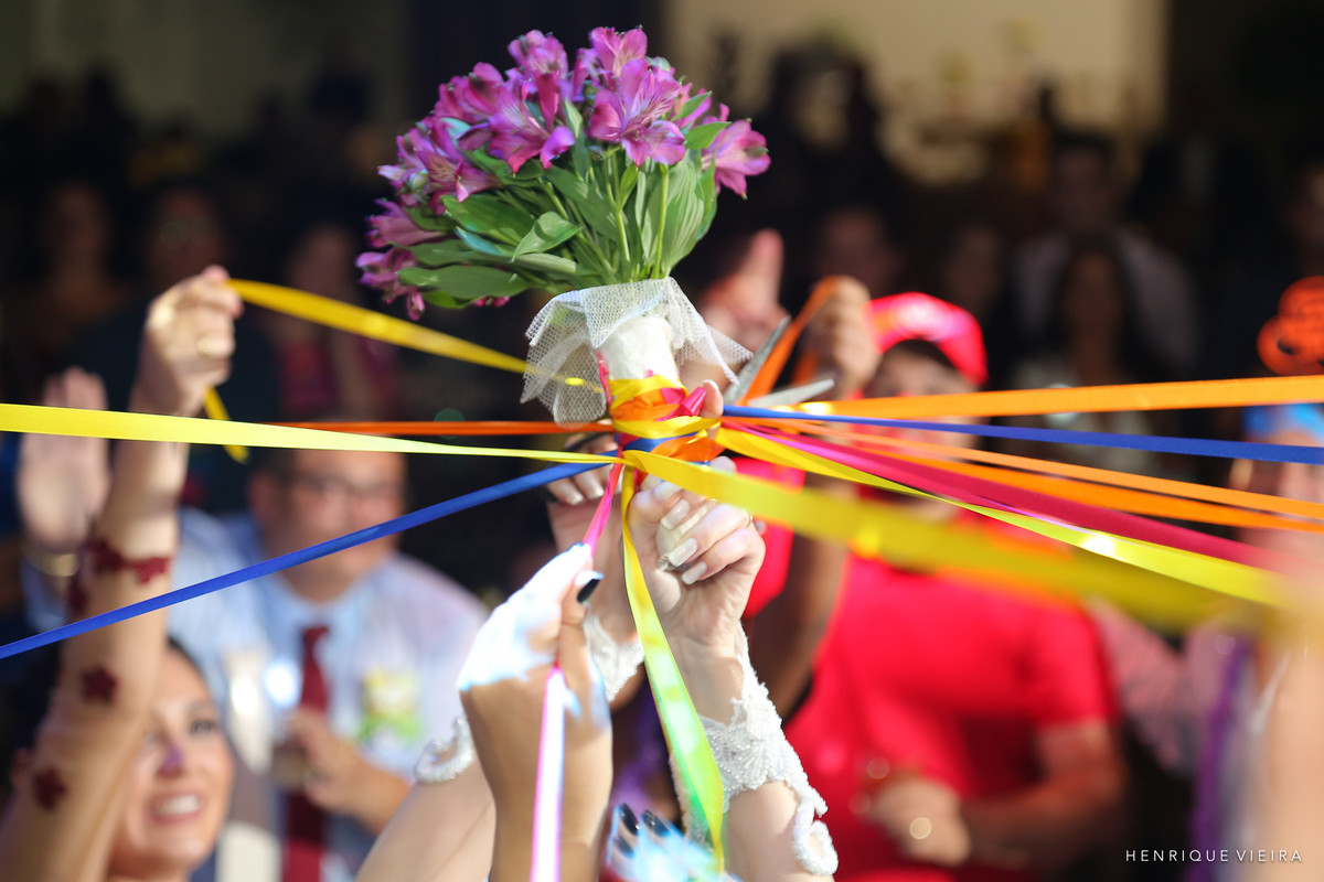 o buquê e as fitinhas para serem cortadas