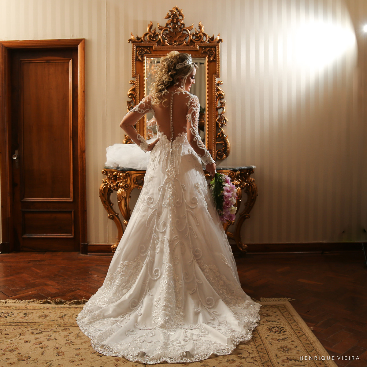 o belíssimo vestido assinado por Heflen Nishigawa