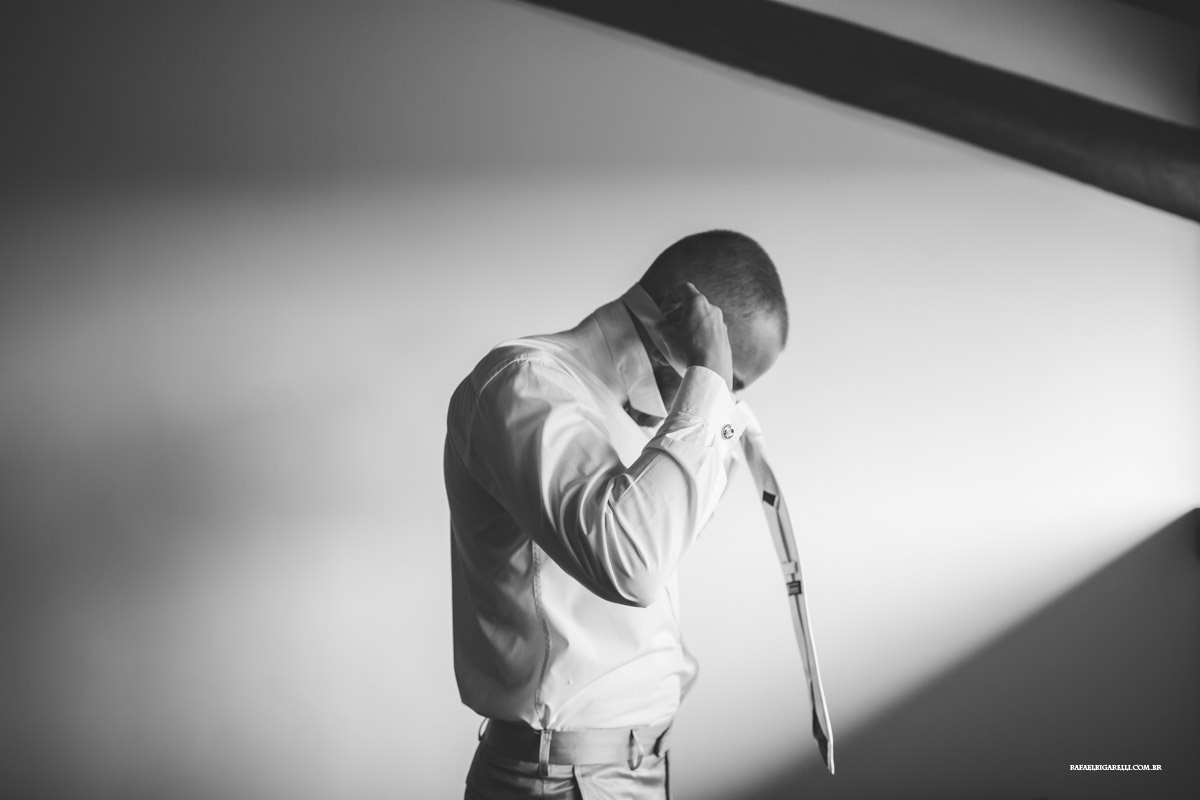 noivo tirando a gravata