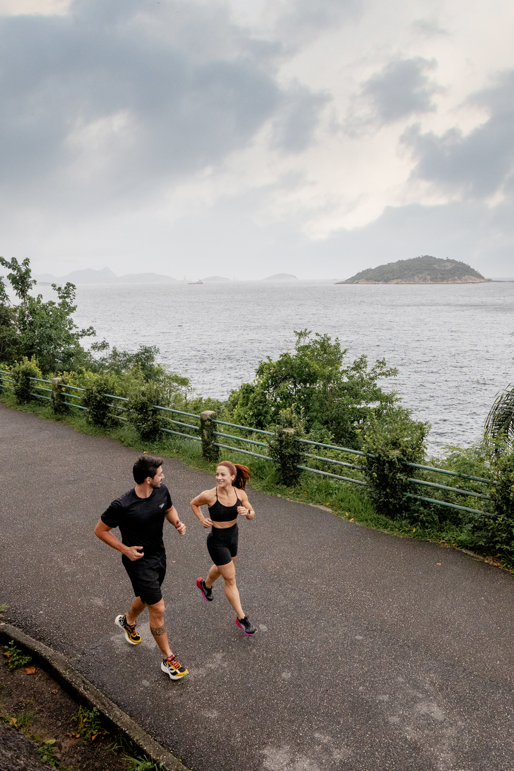 casal de corredores na trilha do morro da urca