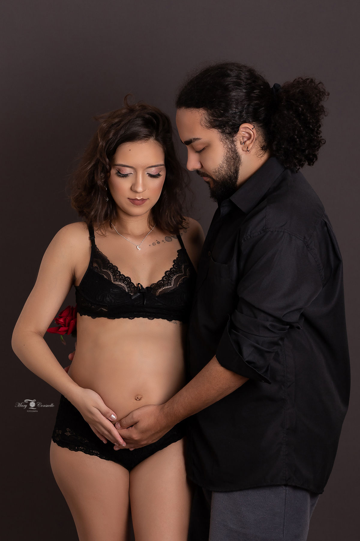 fotografia de gestantes RJ, ensaio fotográfico, ensaio de gestante casal no estúdio 
No es