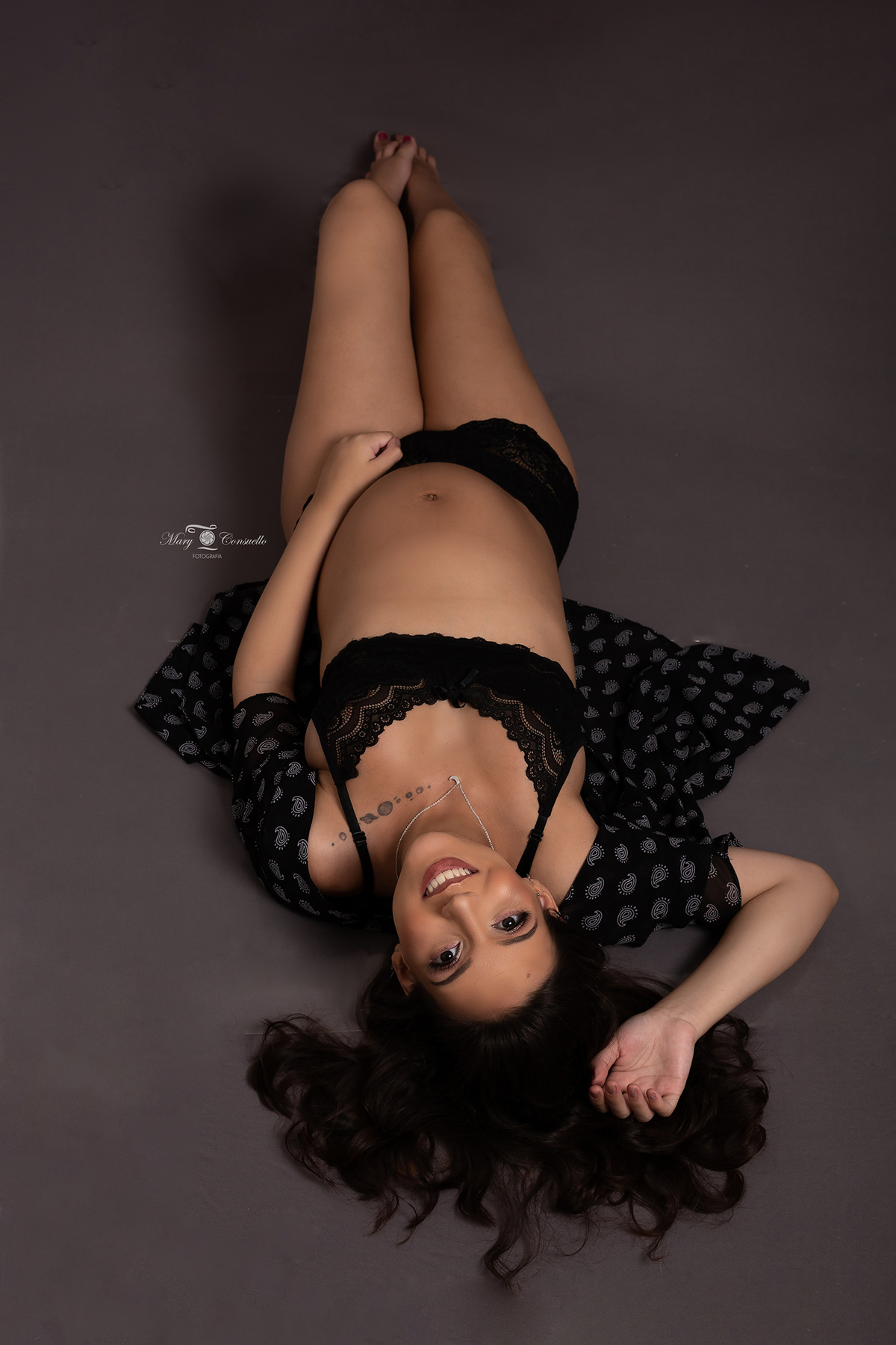 gravida linda, ensaio  foto de gestante ensaio de gestante fundo preto , NO ESTUDIO FOTOGRAFICO, FEITO UM BOOK GESTANTE,  NO BAIRRO DE GAMPO GRANDE RIO DE JANEIRO