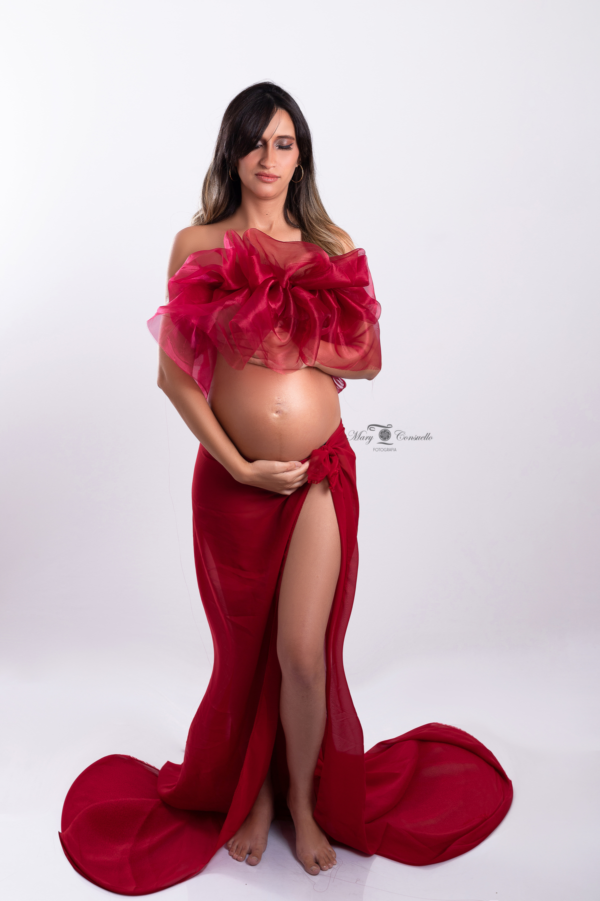 gravida no seu ensaio fotográfico no estúdio  fotografia de gestantes  ensaio de gestantes em campo grande rj