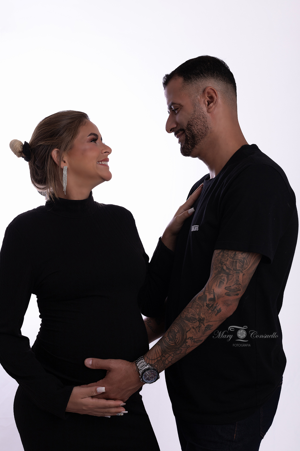 ensaio de gestante com o marido, no estúdio fotográfico