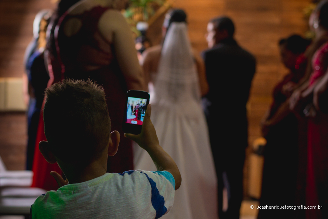 criança fotografando