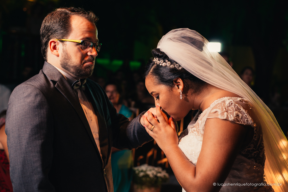 beijo na mão do noivo