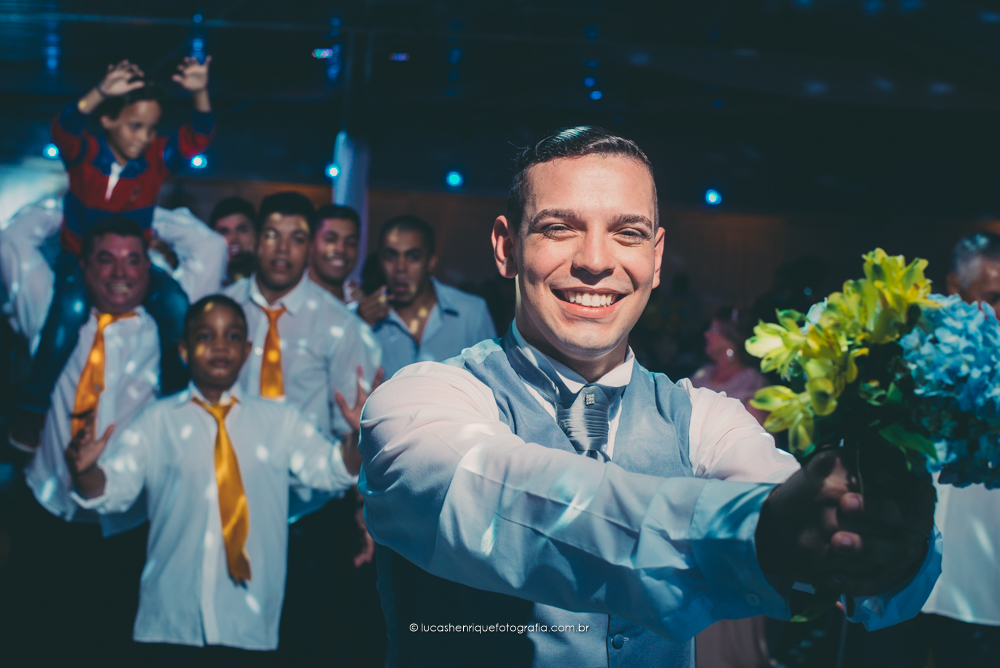 Noivo Jogando o Buque