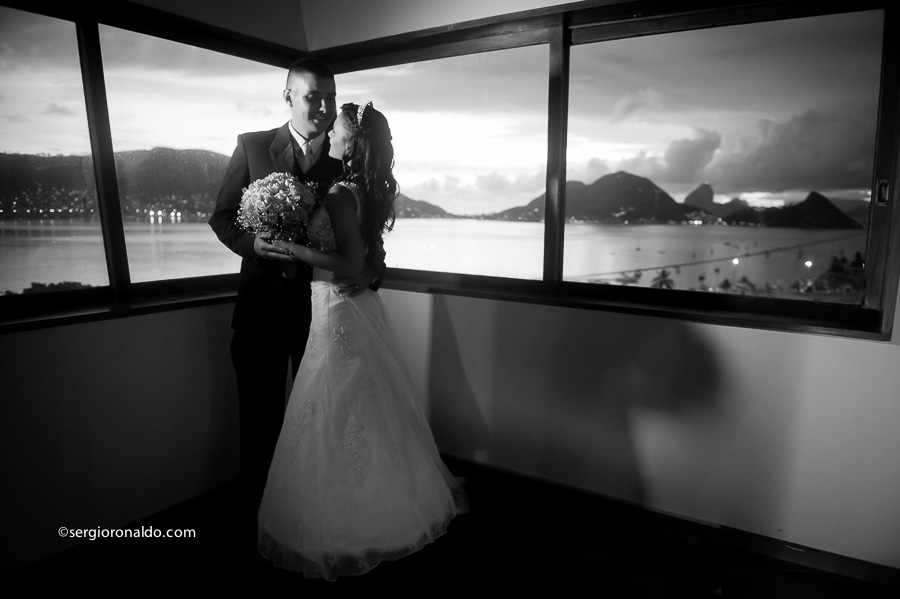 Foto do Casal com vista para o mar em Preto e Branco