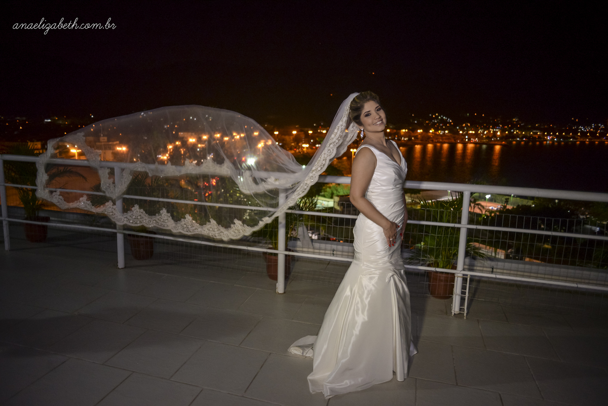 foto da noiva com o véu voando