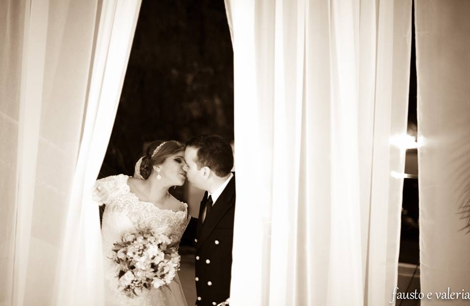 Beijo dos noivos na Casa Fróes