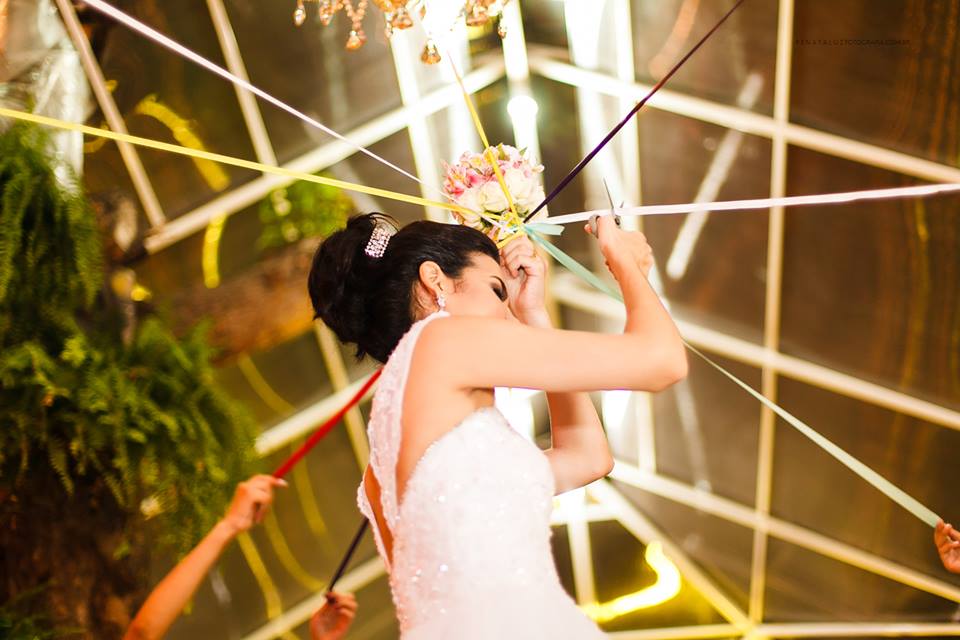 Noiva jogando o buque na Casa Fróes