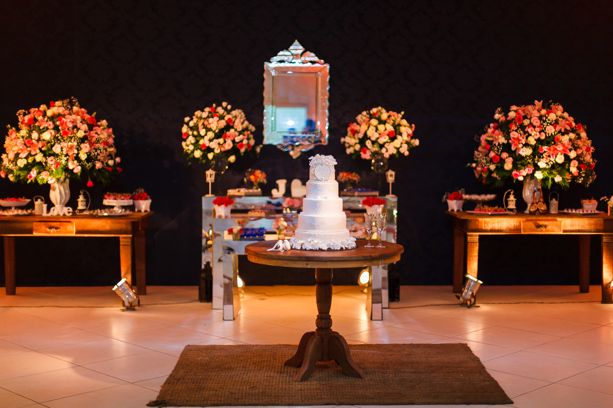 Mesa principal com o bolo