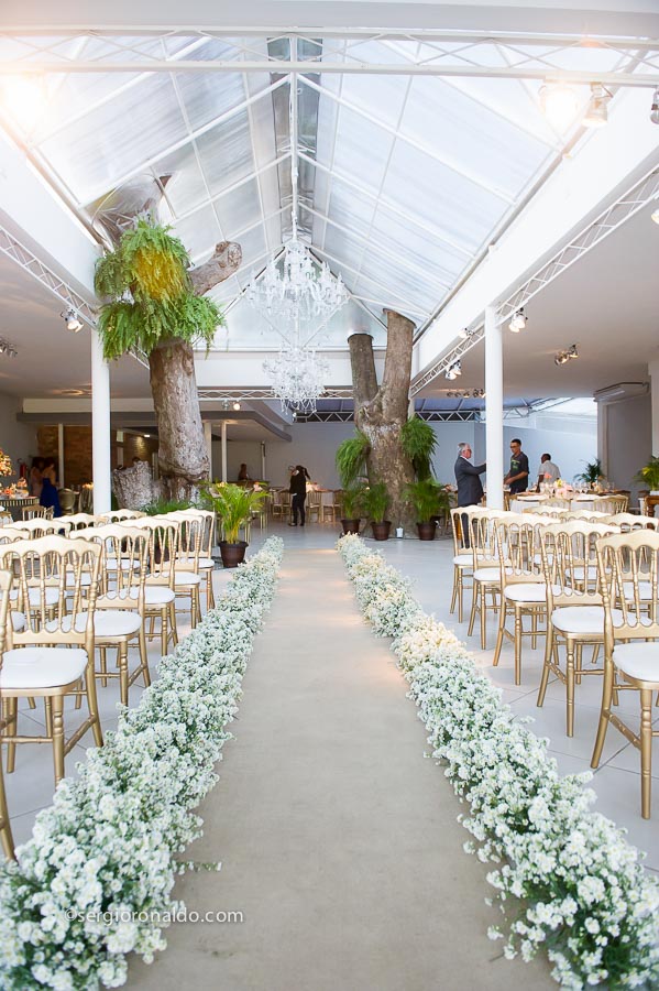 Caminho da cerimônia na Casa Fróes entre as árvores