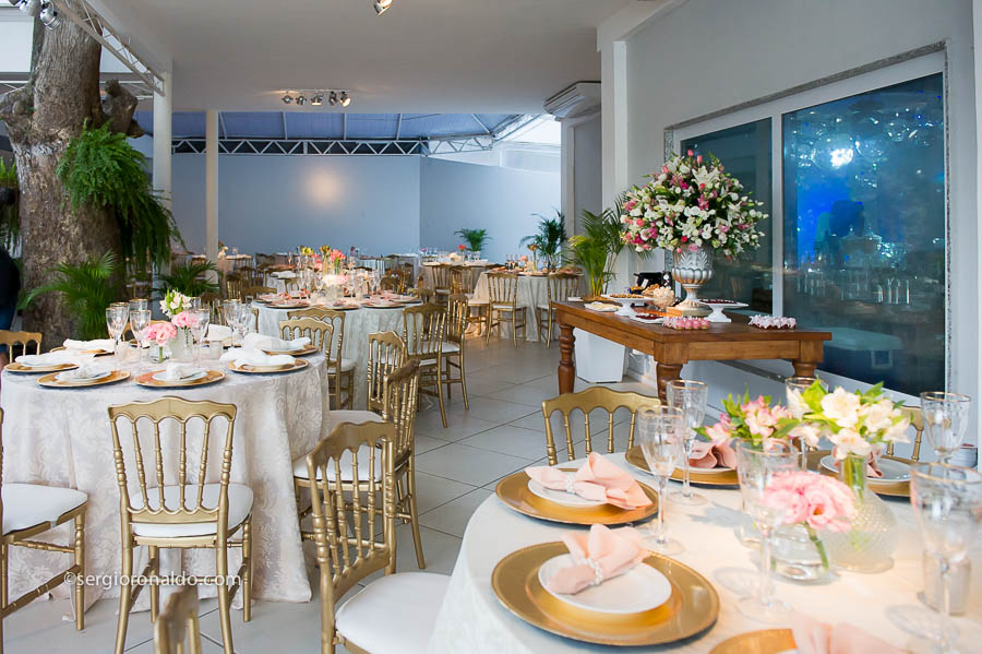 Disposição das mesas decoração romantica Casa Fróes
