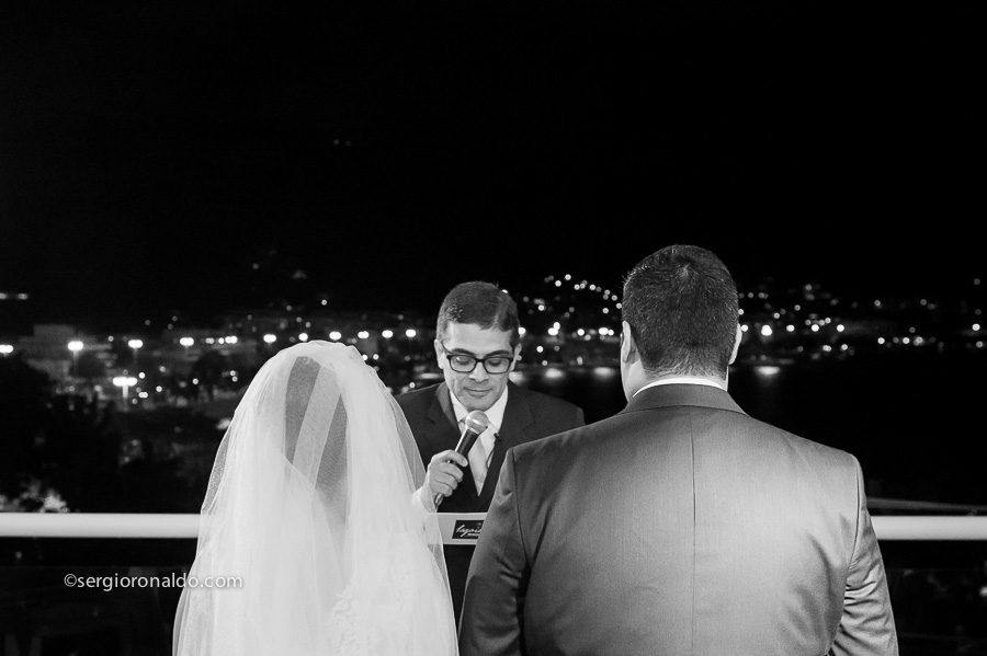 Cerimonia de casamento de frente para o mar na Casa Fróes