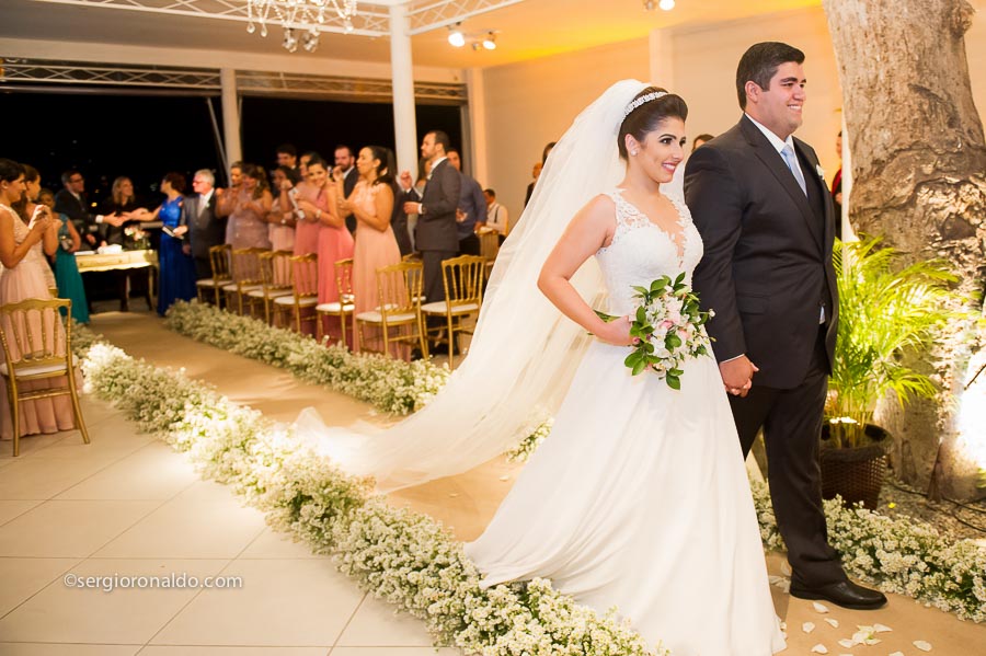 Noivos saindo da cerimônia Casa Fróes