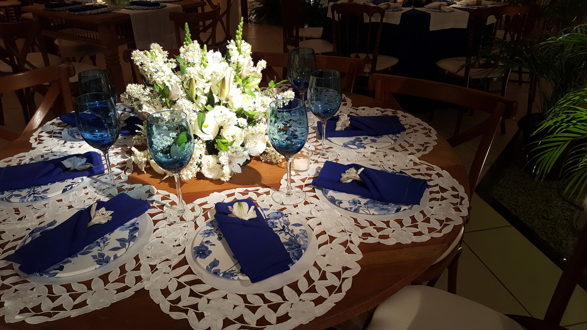 Detalhes da mesa em azul e branco Casa Fróes