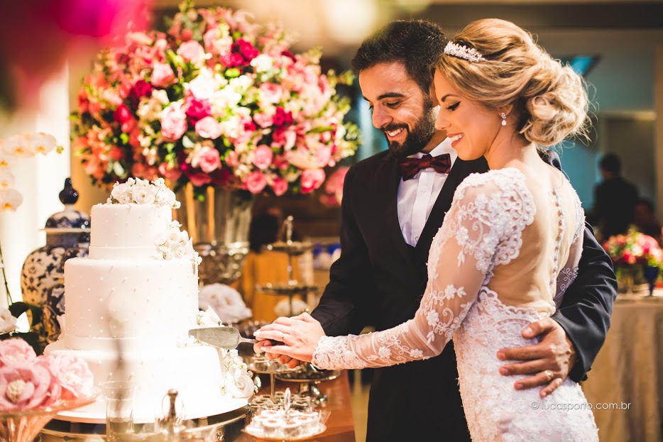 Casal cortando o bolo Casa Fróes