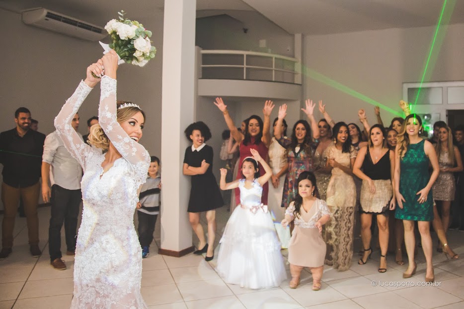 Noiva jogando o buque na Casa Fróes