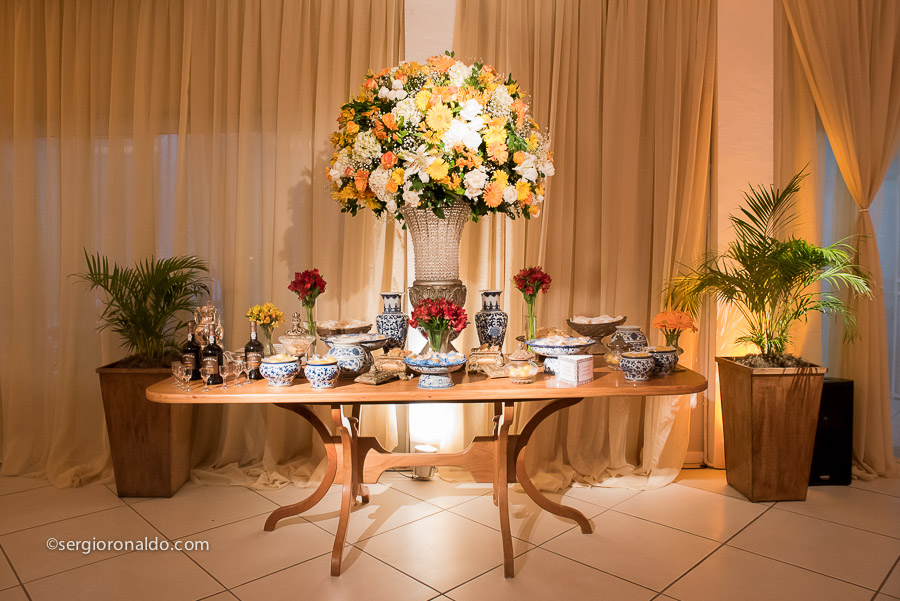 Aparador com arranjo Casa Fróes