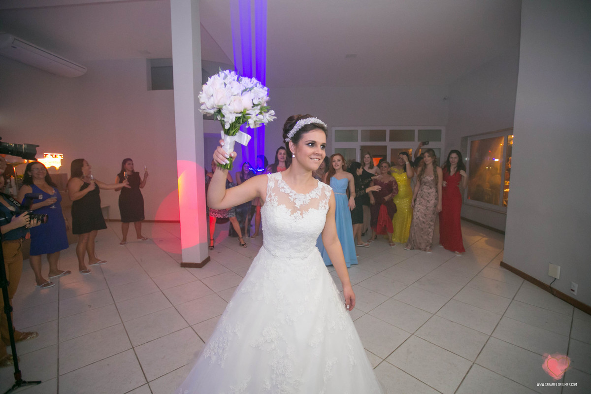Noiva jogando o buque Casa Fróes