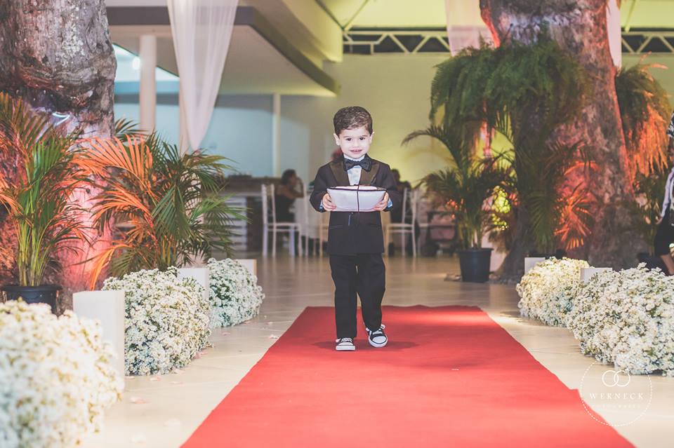 Pajem levando as alianças Casa Fróes