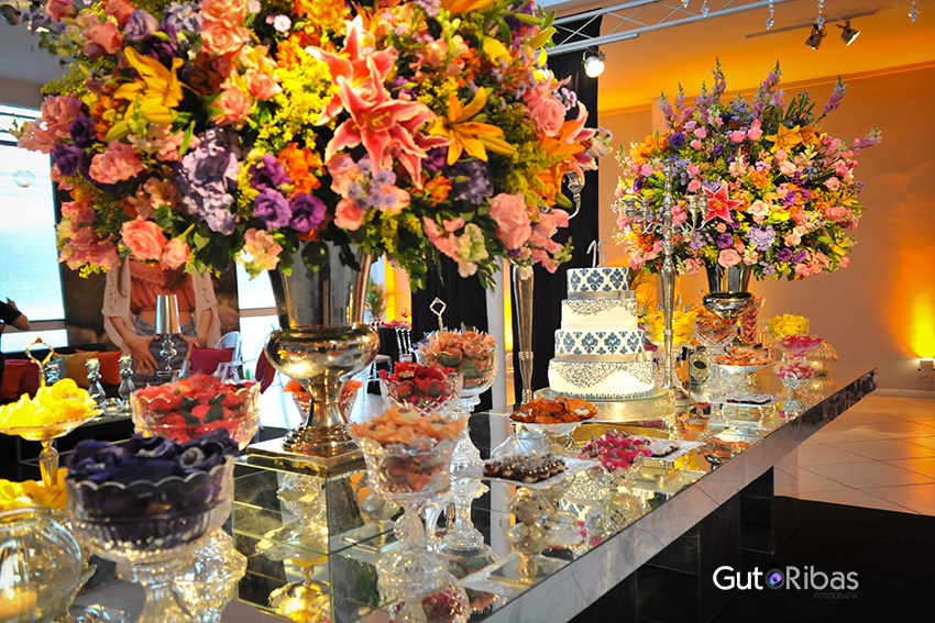 Mesa principal do bolo com decoração colorida