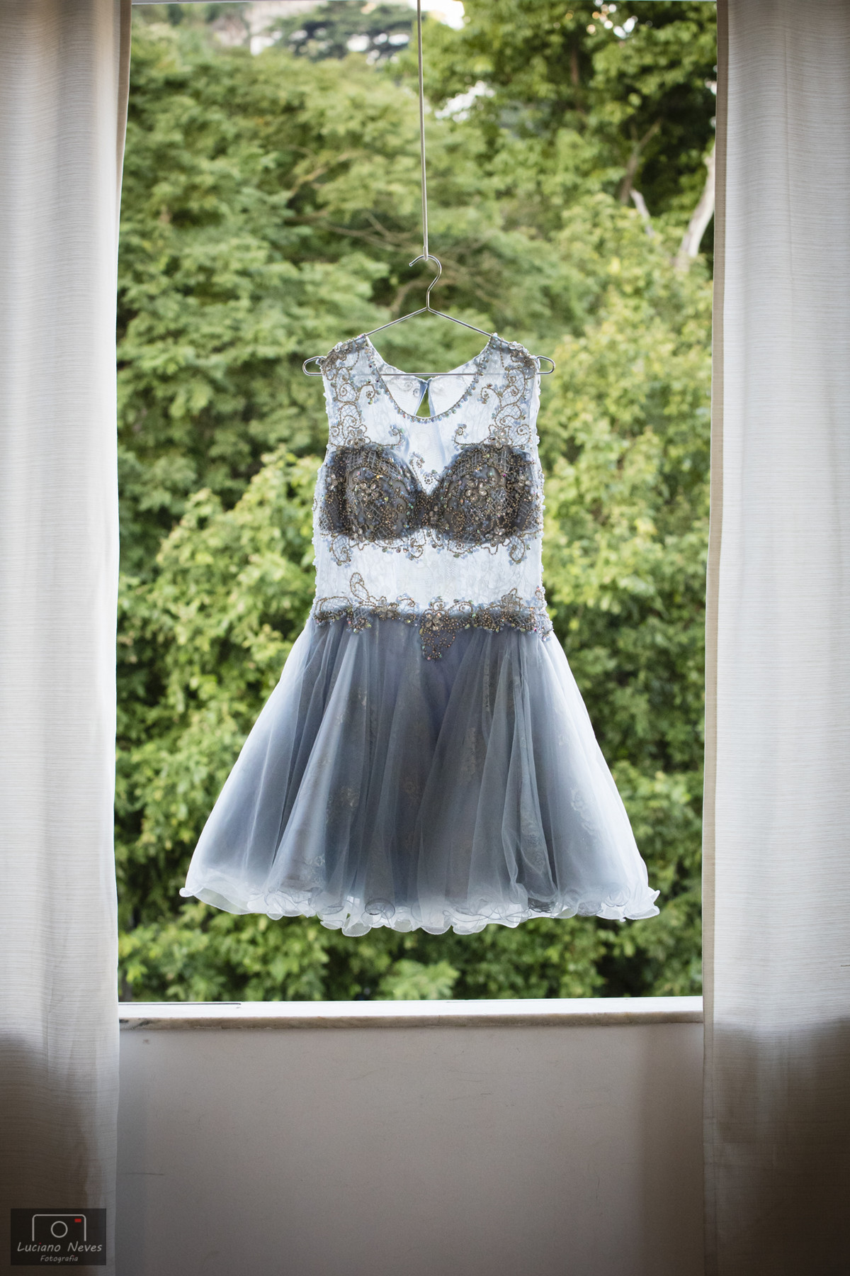 Vestido da debutante pendurado na janela Casa Fróes