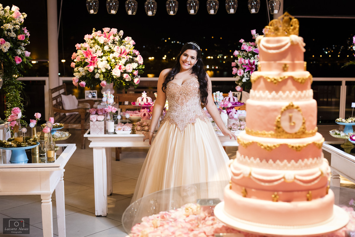 Debutante na mesa do bolo