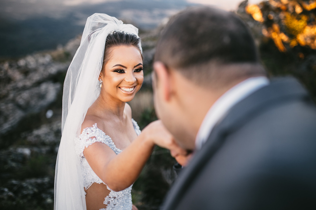 beijo na mão - foto com emoção - preto e branco - noiva linda - vestido