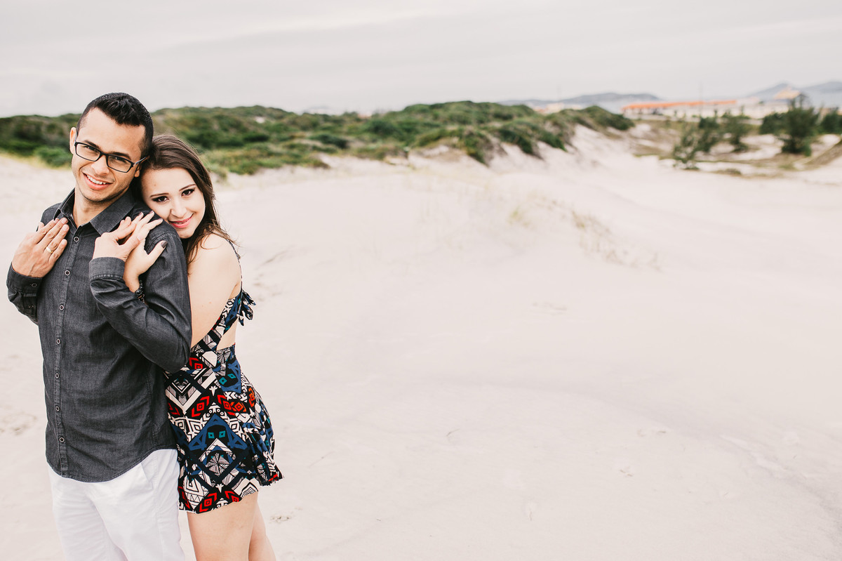 casal sorrindo nas dunas