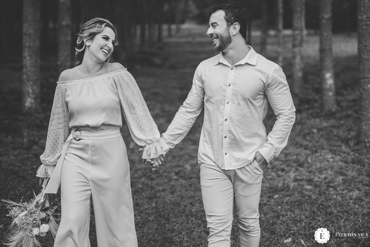 Lindo ensaio de casal na floresta