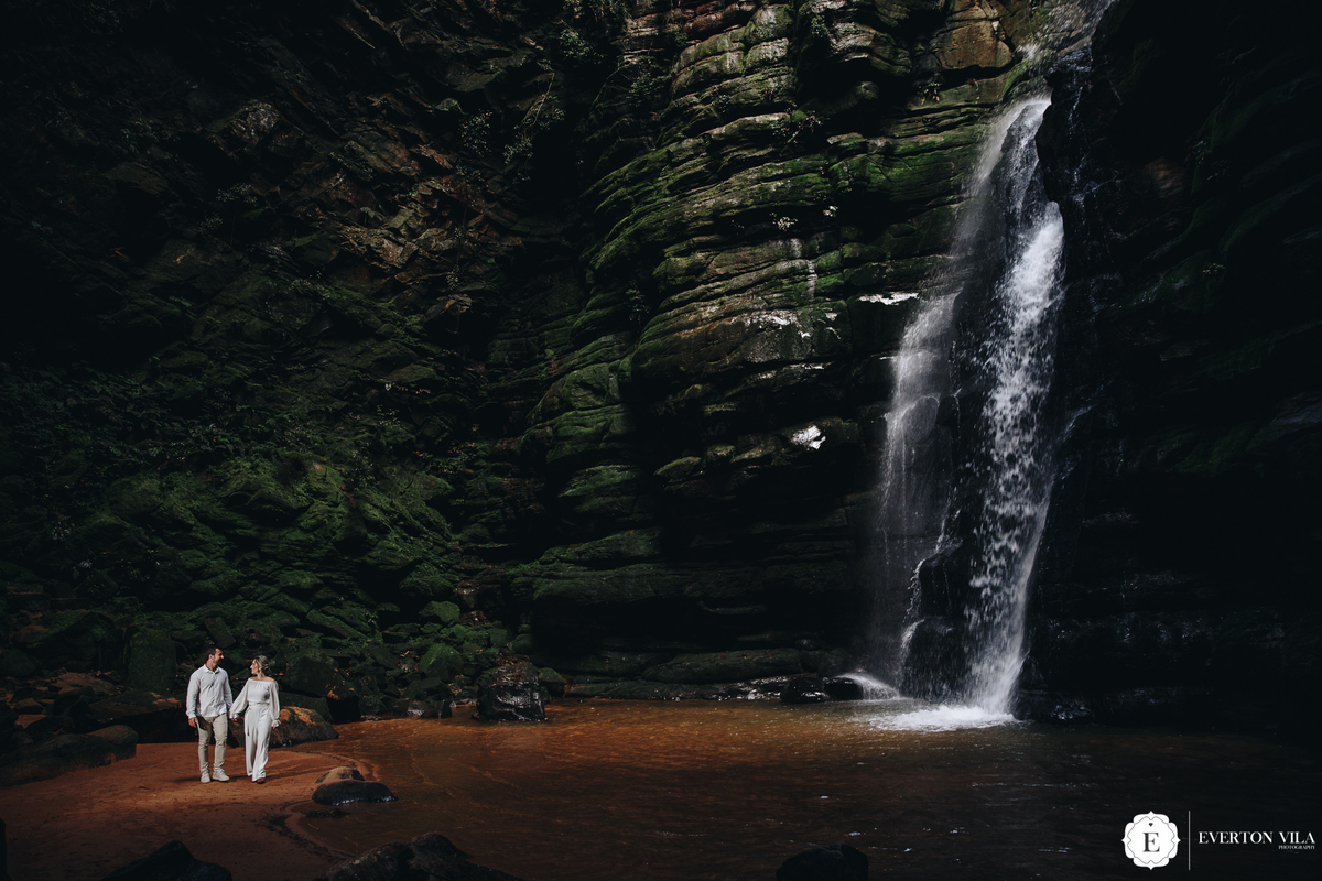 Ensaio de casal na cachoeira