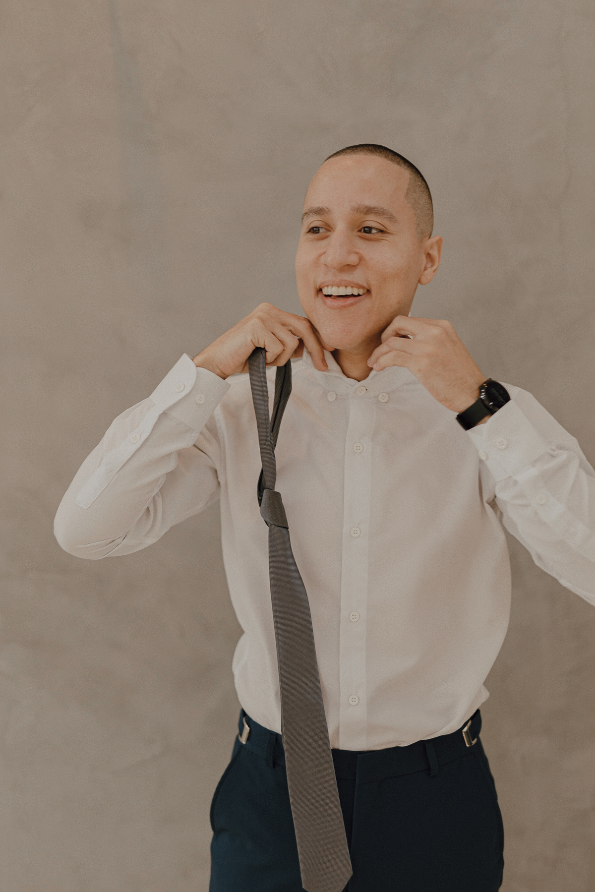 noivo se arrumando em making of na barbearia