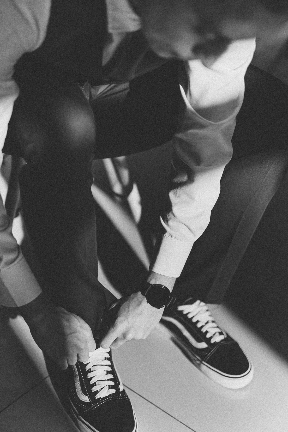 fotos diferentes de noivo se arrumando para casamento