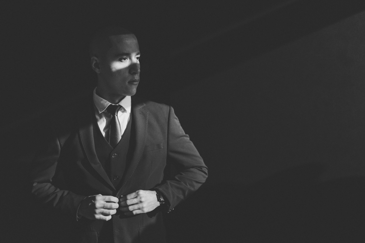 fotos criativas de noivo se arrumando para o casamento