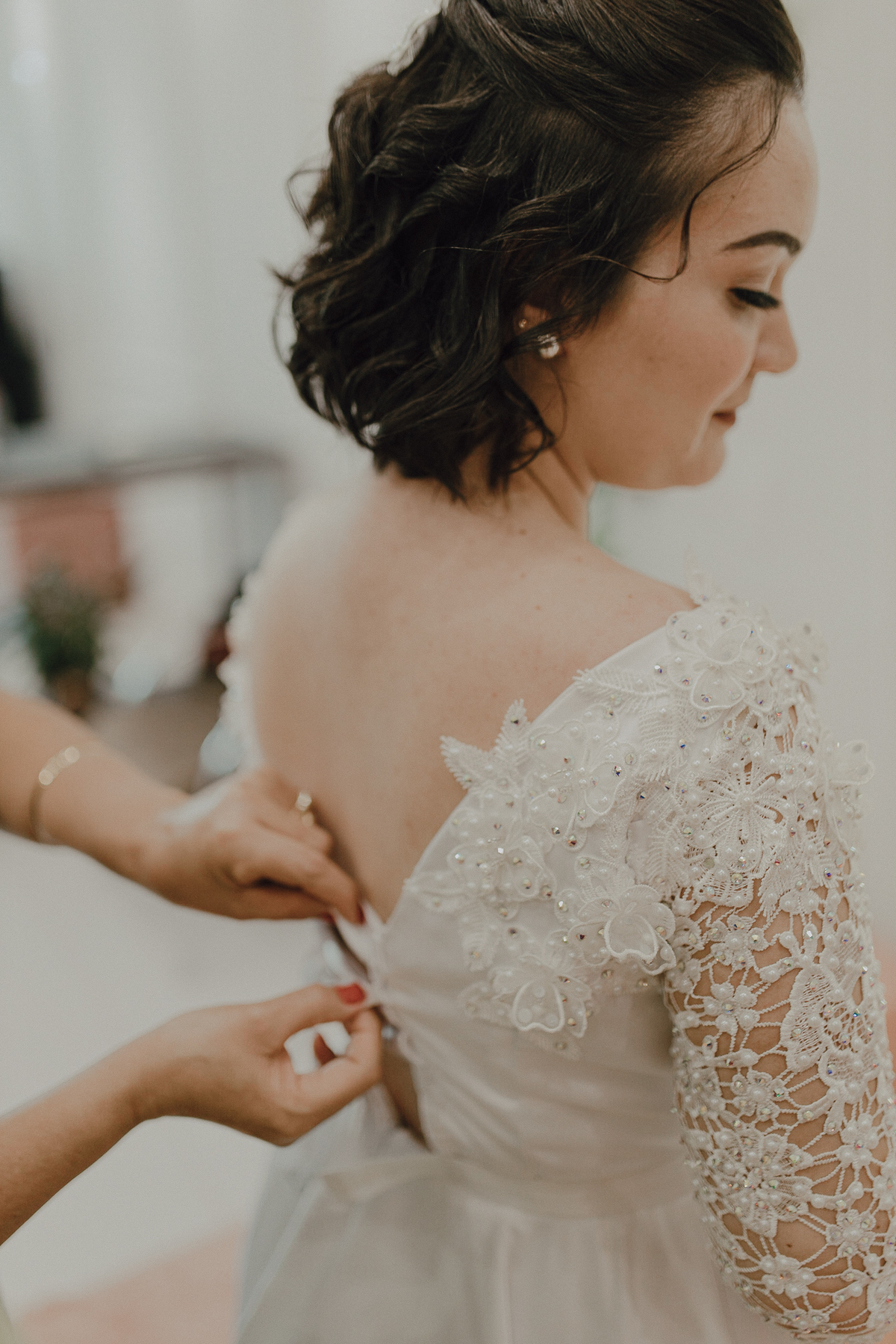 Vestido de noiva, todo bordado com aplicações de renda