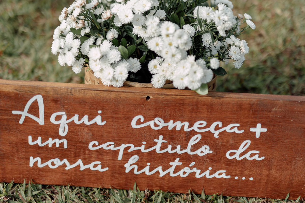 Decoração minimalista para cerimônia no campo