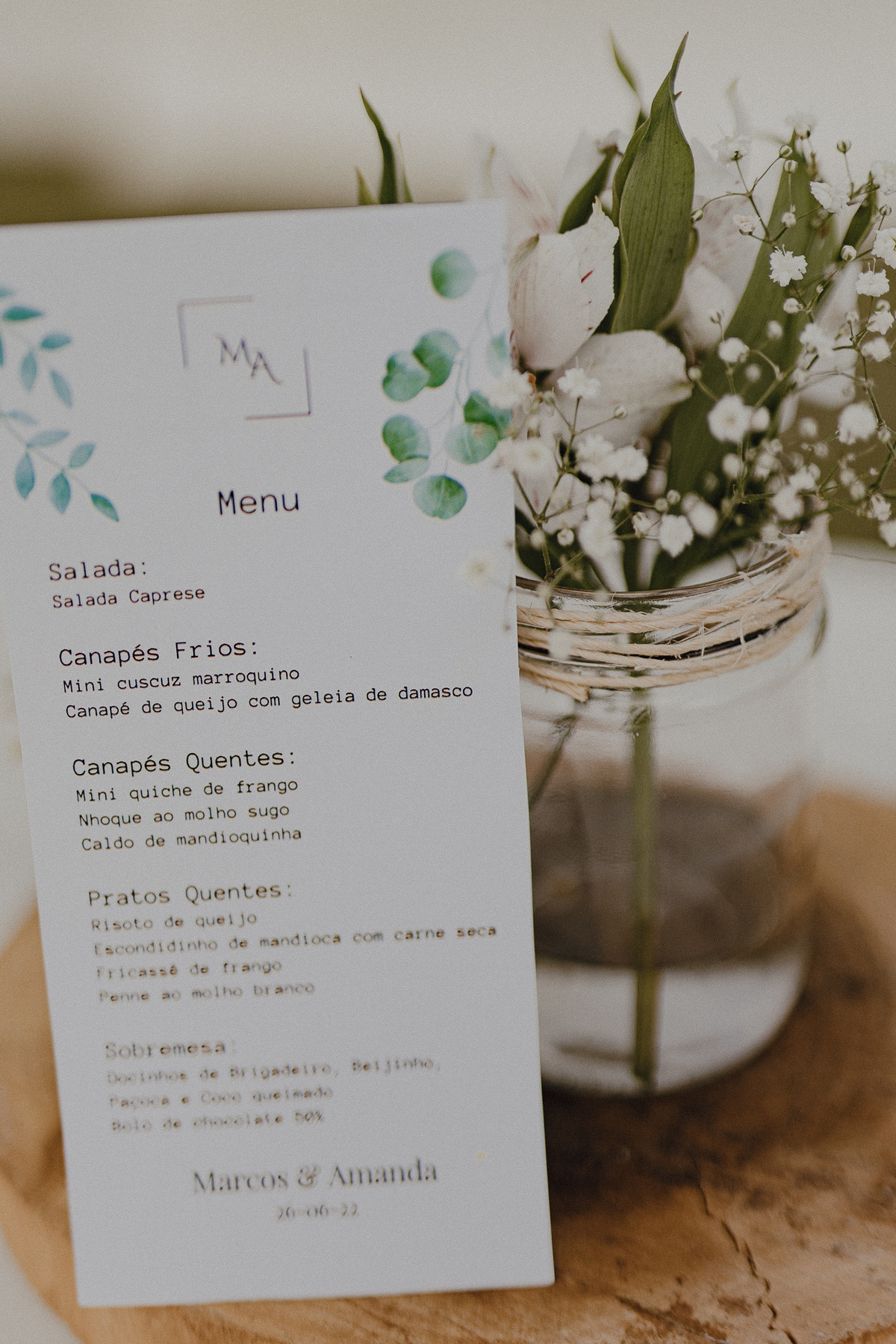 Detalhes de uma decoração minimalista para casamento de dia 