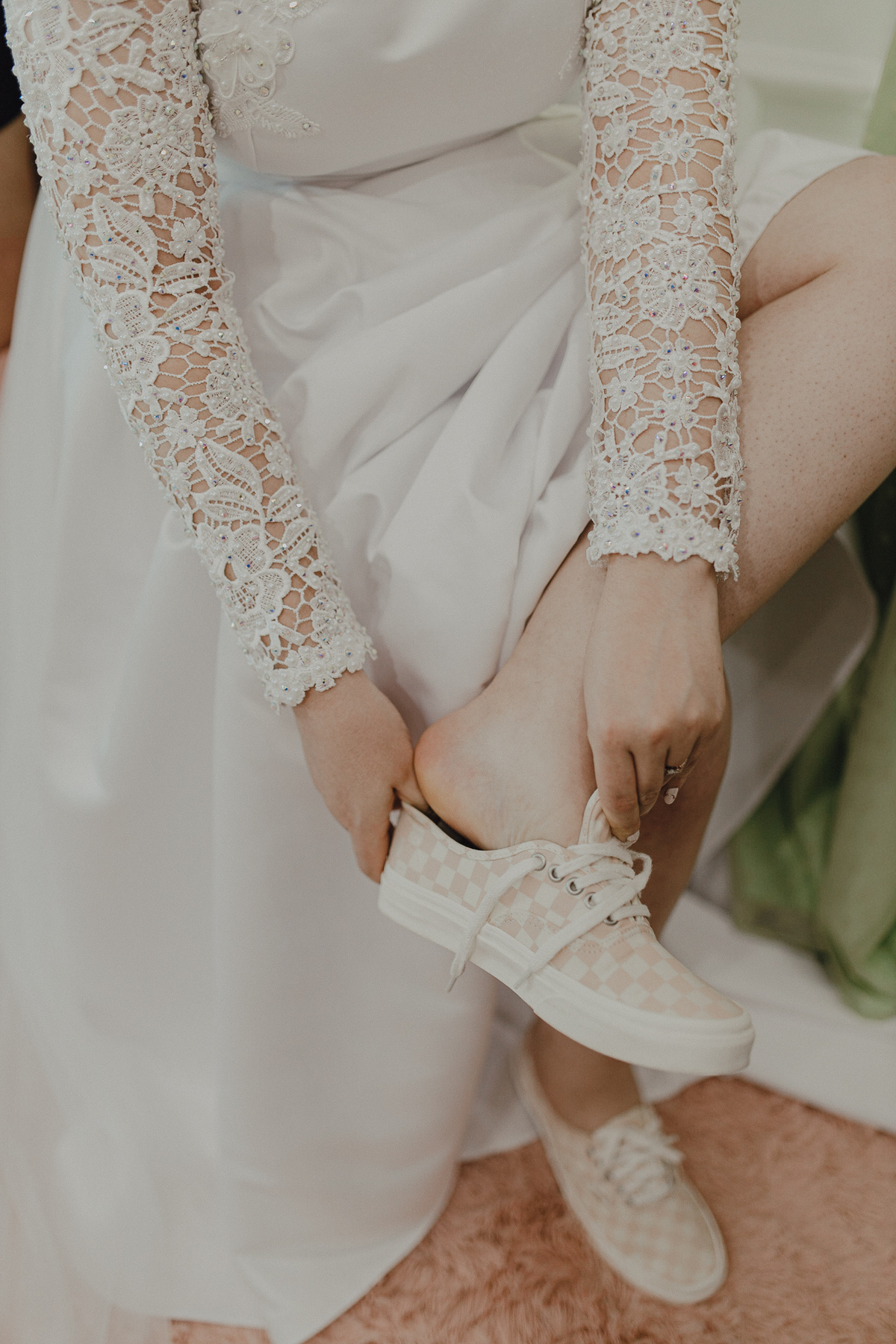 Noiva em seus últimos detalhes no making off para casamento ao Ar Livre