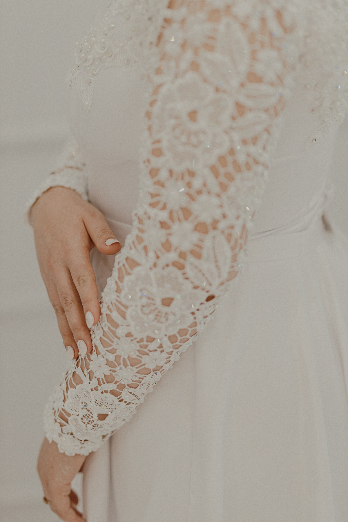 Detalhes do vestido de noiva para casamento no campo