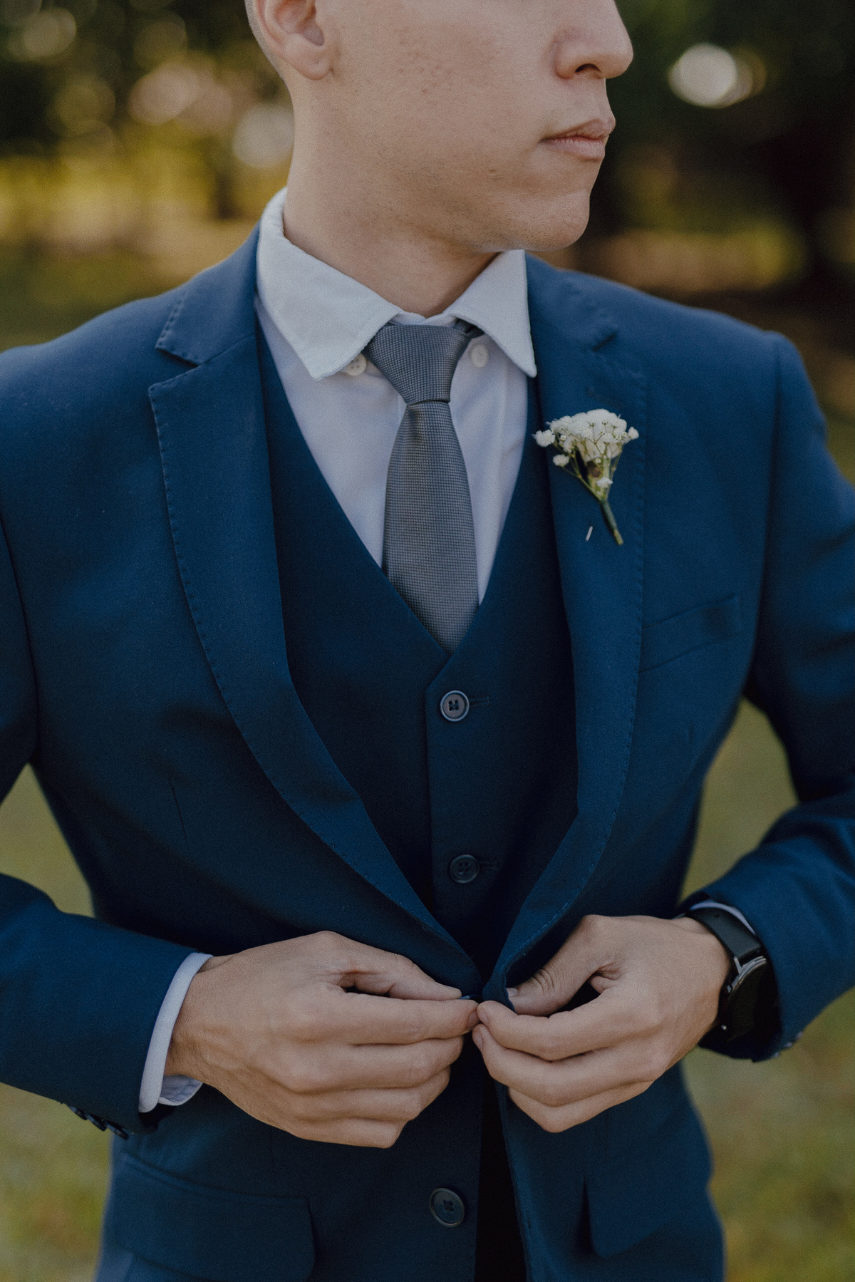 Noivo com terno azul e lapela