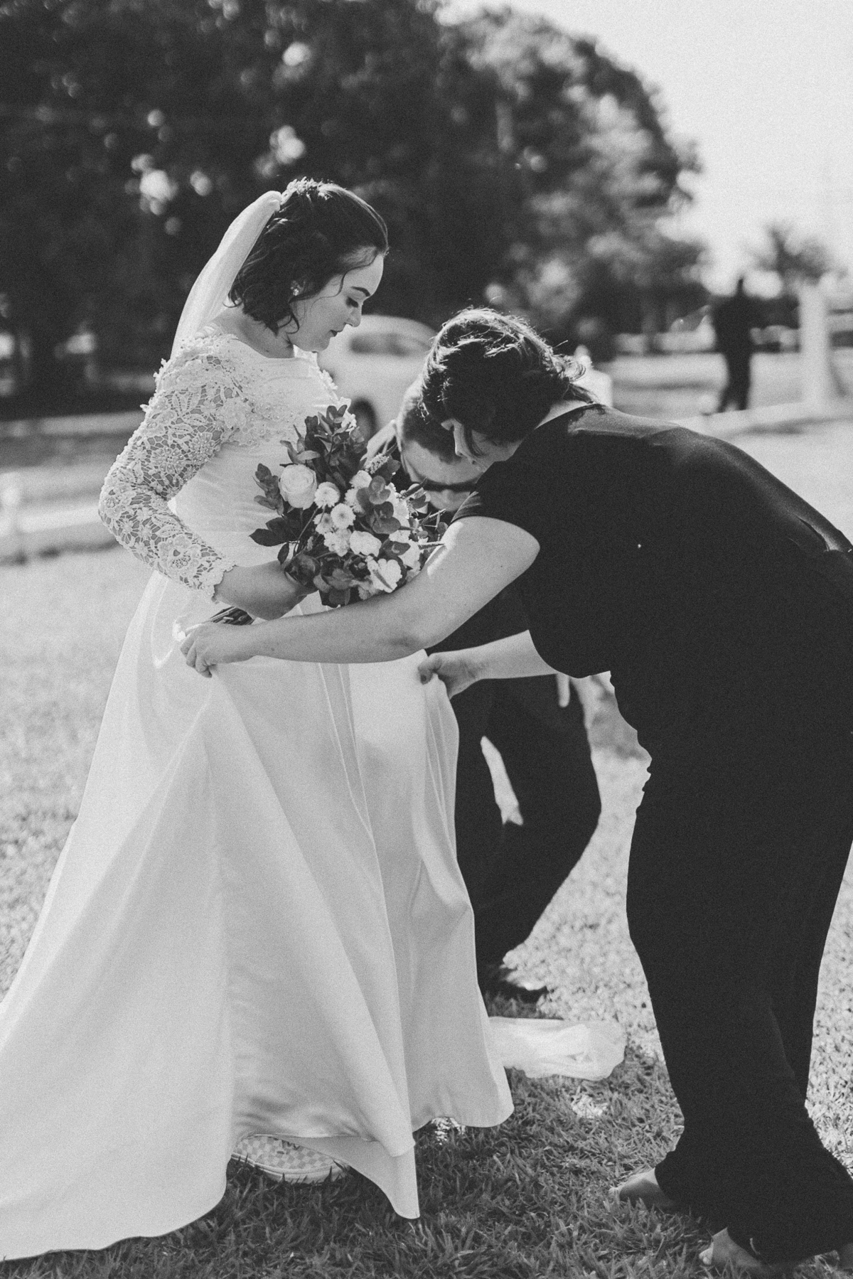 noiva nos últimos detalhes para encontrar seu noivo no altar