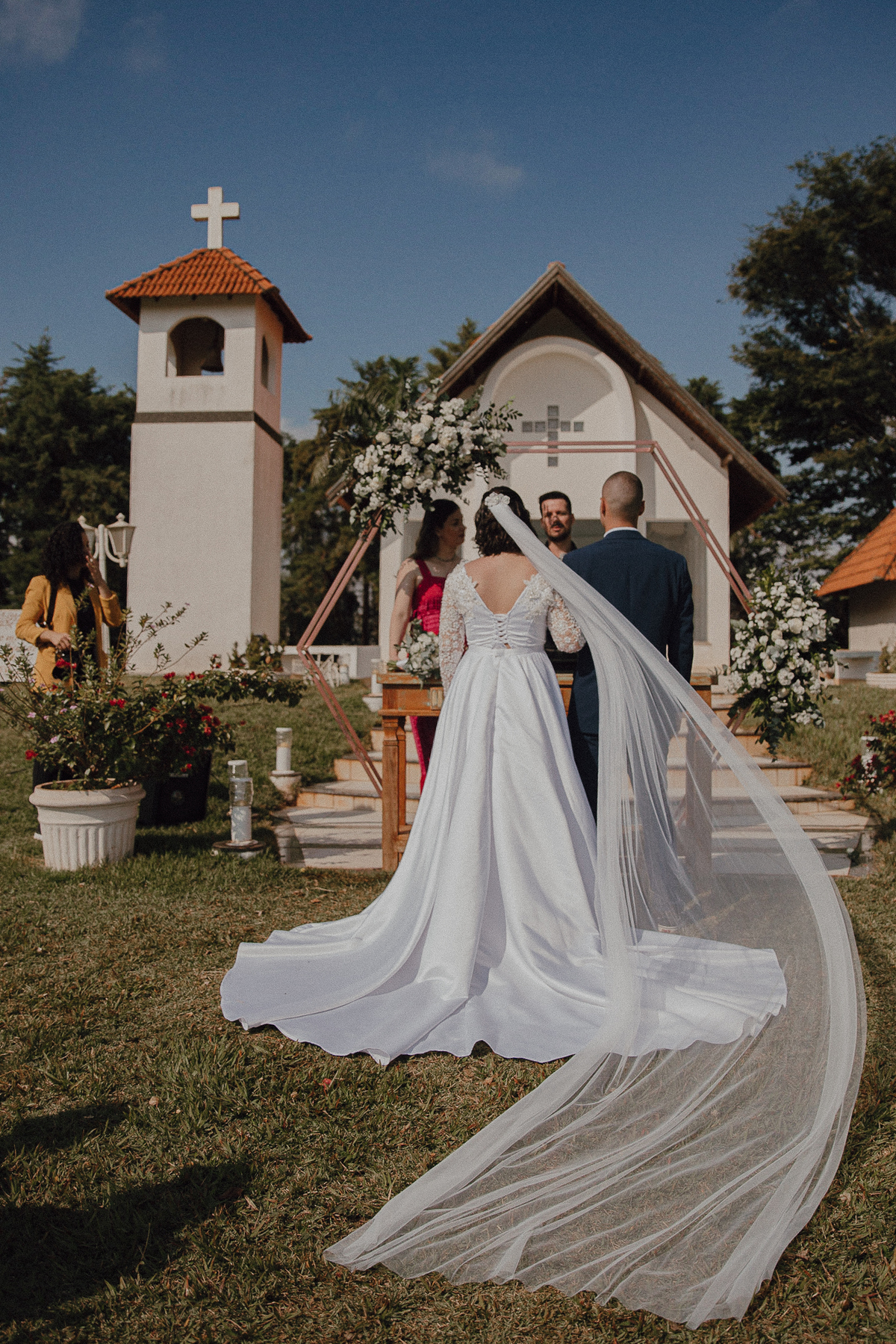 Cerimonia intimista no campo