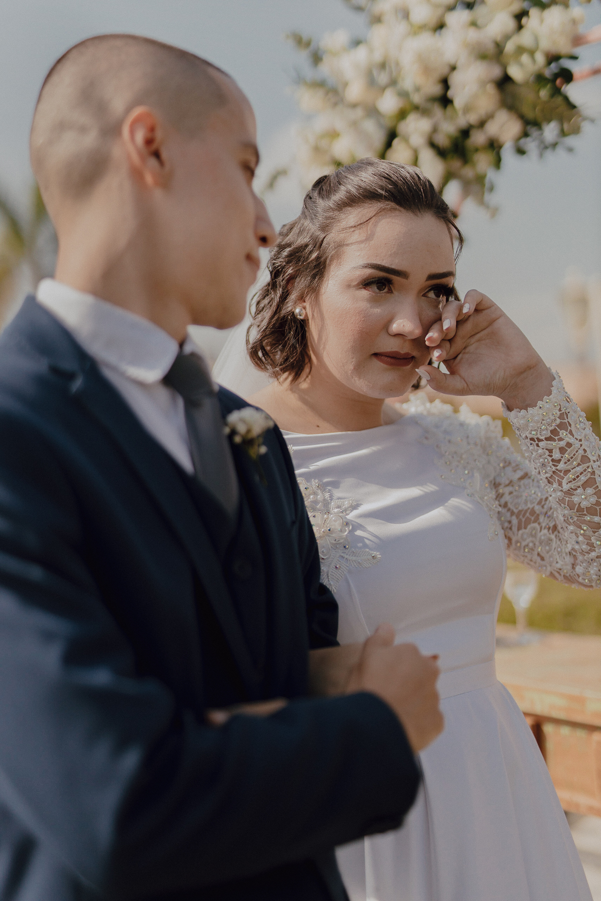 Noiva emocionada em casamento de dia 