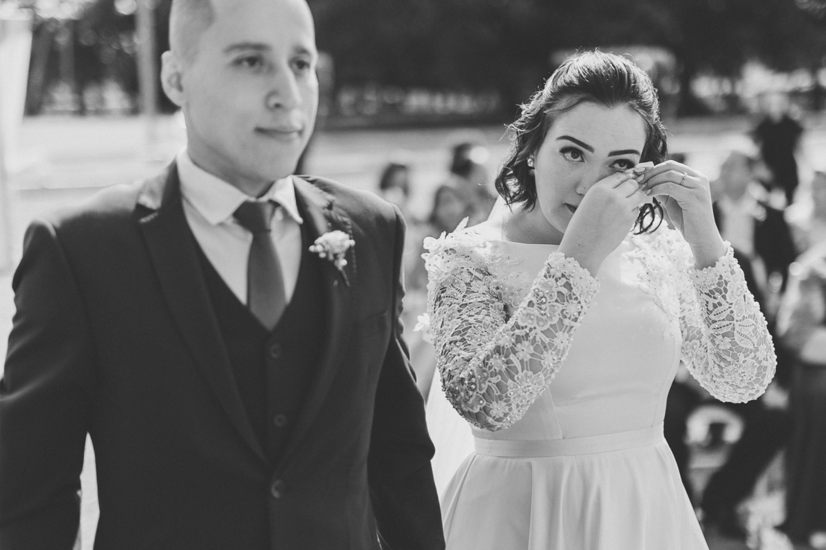 Noiva emocionada em casamento de dia 