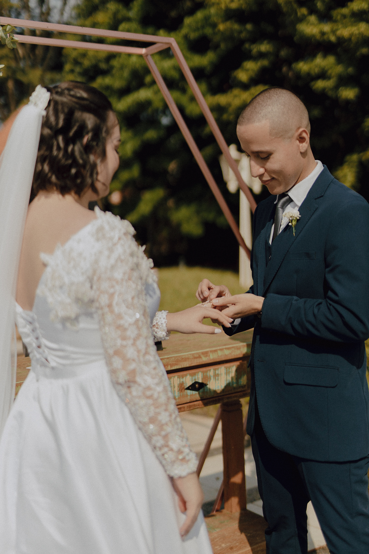 Troca de aliança em casamento no campo